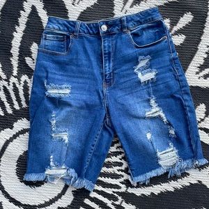 Ripped bermuda shorts, size L